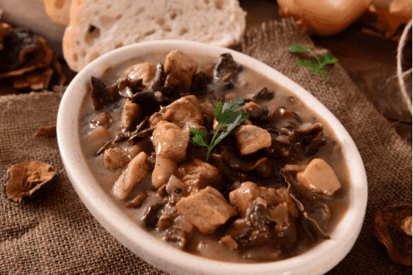 piatto di stufato di carne e funghi
