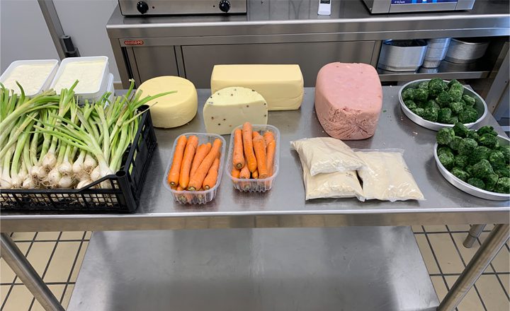 Preparazione del ripieno per involtini in sala prove