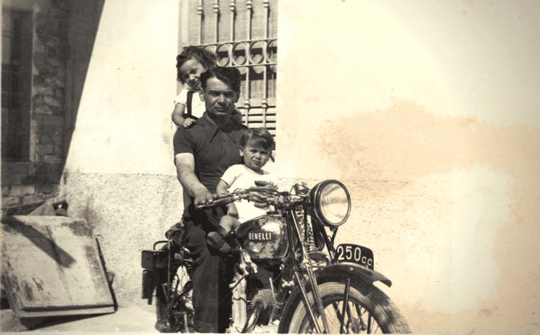 foto storica su motocicletta