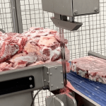 Taglio carne con sega automatica