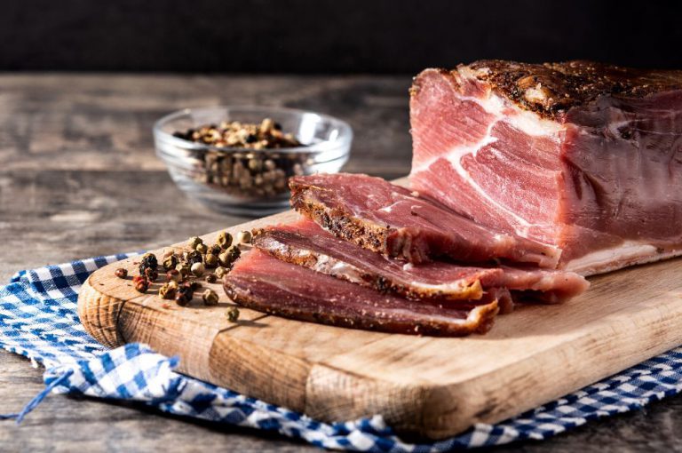 Carne affumicata su un tagliere