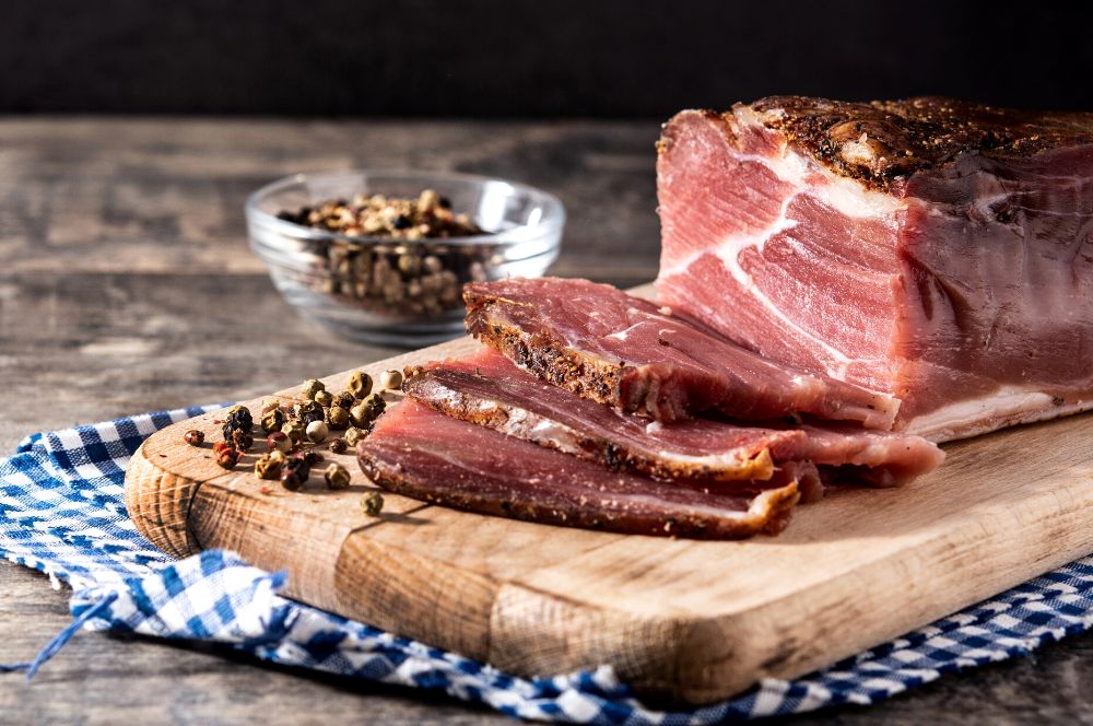 Carne affumicata su un tagliere