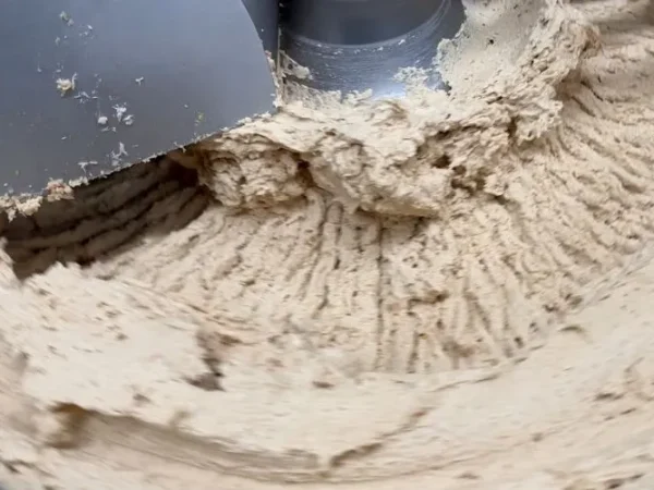 Produzione di patè di tonno con cutter