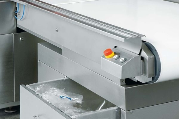 Taglio e raccolta dei ritagli della busta